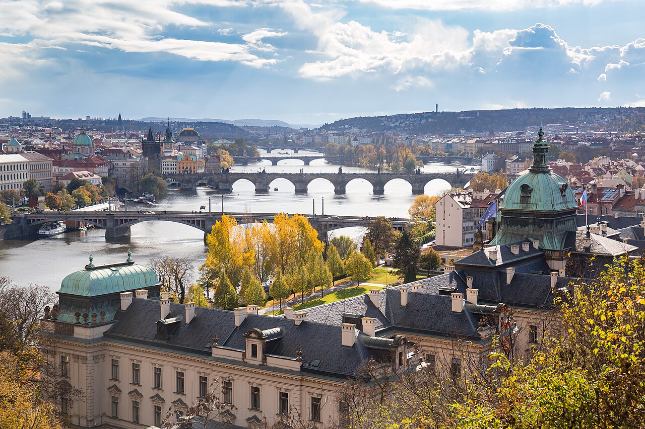 Blick über die Moldau und Karlsbrücke in Prag