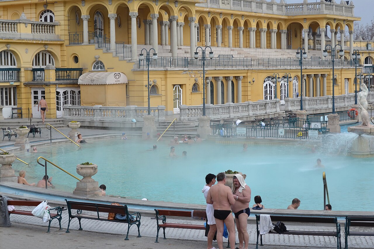 Außenbecken im Széchenyi-Thermalbad in Budapest