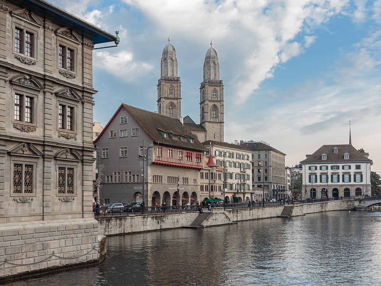 Limmatquai und Grossmünster in der Zürcher Altstadt