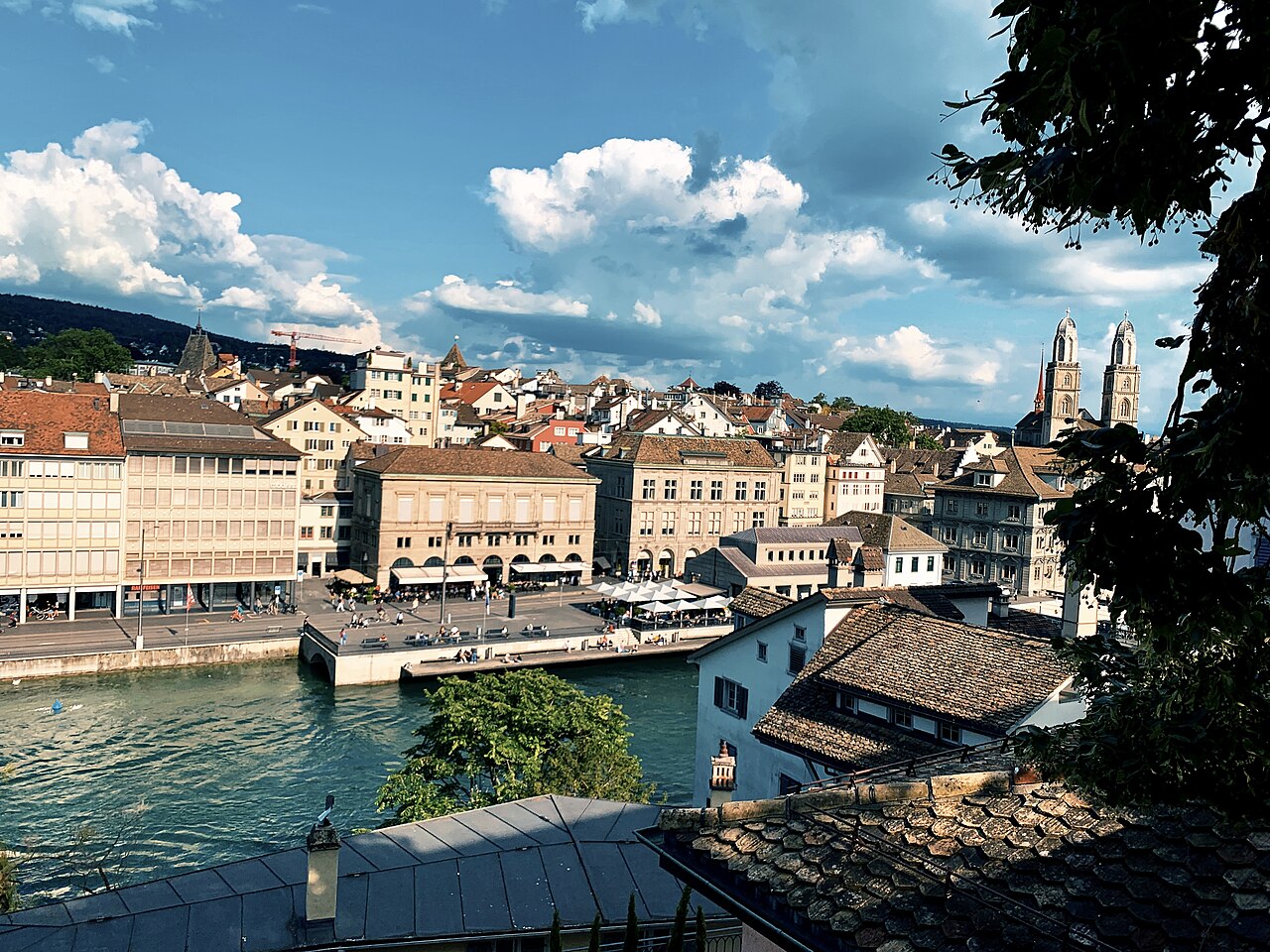 Blick vom Zürcher Lindenhof auf die Limmat und Altstadt