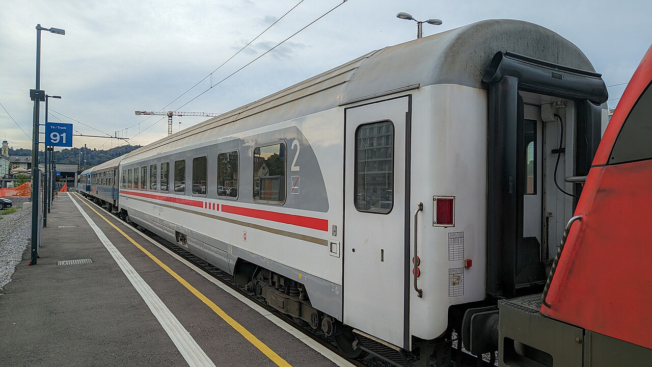 HŽPP-RIC-Sitzwagen Bee in Ljubljana (repräsentatives Wagenbild)