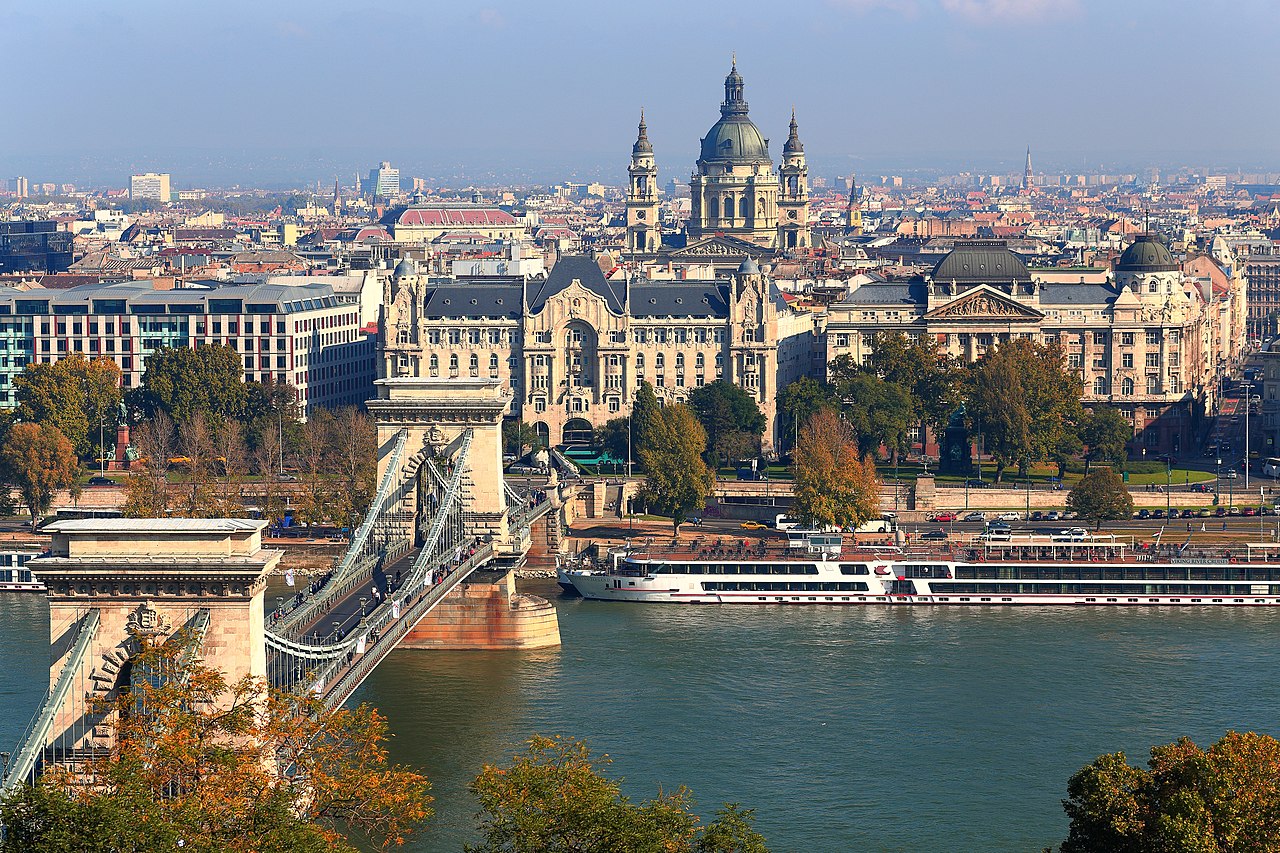 Blick über Budapest mit Donau, Burgviertel und Stadtpanorama