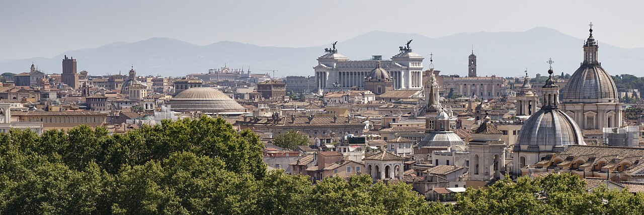 Stadtpanorama von Rom mit dem Nationaldenkmal Vittoriano