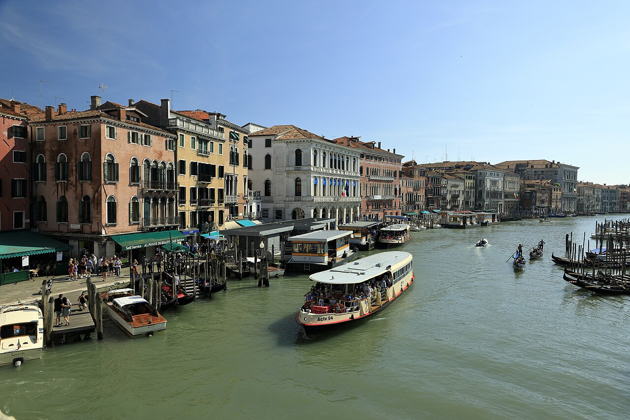 Canal Grande mit Häusern und Booten in Venedig