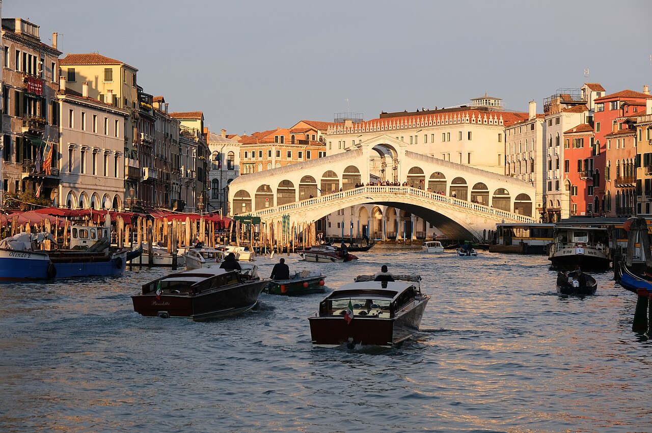 Rialtobrücke und Canal Grande in Venedig