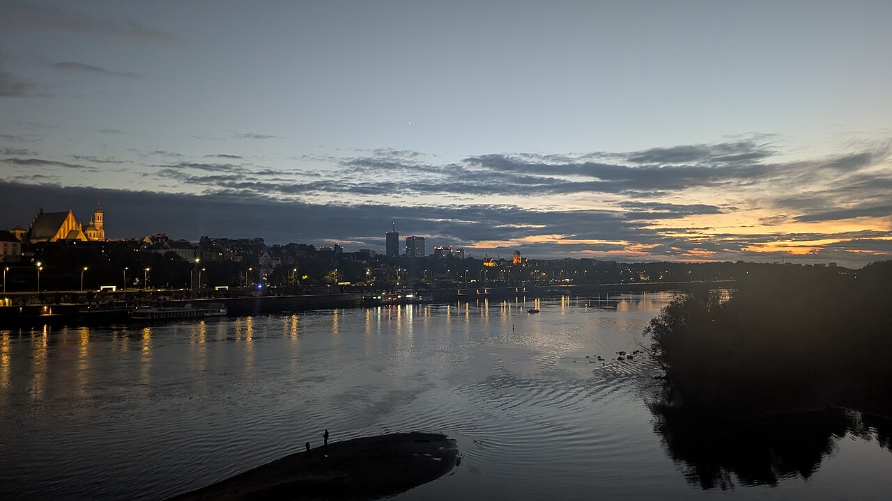 Weichselufer und Warschauer Altstadt im Abendlicht